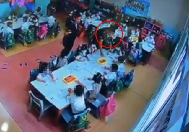 ฉาวอีกคลิปชัดเลย  ครูอนุบาลคนละห้องกับ ครูจุ๋ม ผลักหัวเด็กขณะนั่งระบายสี