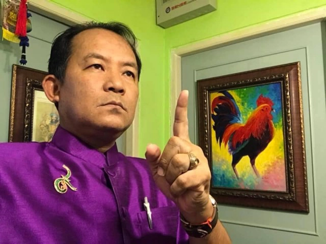 "ศรีสุวรรณ" ชี้ ม็อบบุกละเลงป้ายหน้าค่ายทหารมีความผิด 4 ข้อหา!