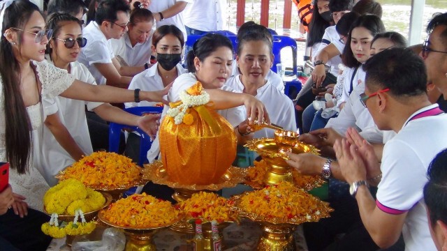 กลุ่มญาติ-ศิลปินตลกร่วมลอยอังคาร"โรเบิร์ต สายควัน"