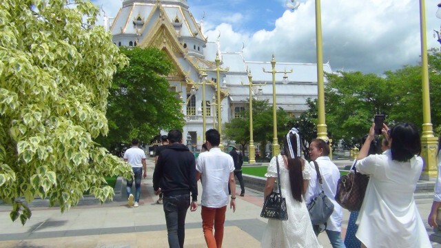 กลุ่มญาติ-ศิลปินตลกร่วมลอยอังคาร"โรเบิร์ต สายควัน"