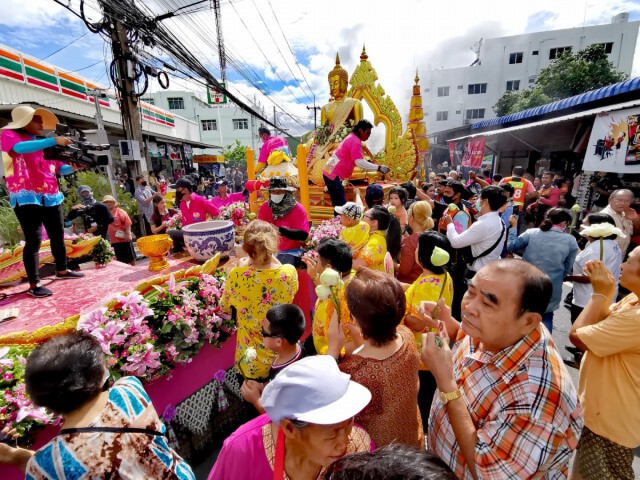 ชาวเน็ตส่องเลขทะเบียนรถแห่หลวงพ่อโต วัดบางพลี ก่อนหวยออก 1 ต.ค.