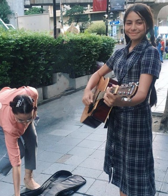 เจอเด็กหญิงดีดกีต้าร์ร้องเพลง ยิ่งฟังยิ่งหลงรัก ลั่นขอแมวมองมาชวนเข้าวงการ