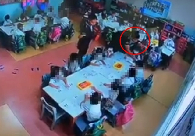 ฉาวอีกคลิปชัดเลย  ครูอนุบาลคนละห้องกับ ครูจุ๋ม ผลักหัวเด็กขณะนั่งระบายสี