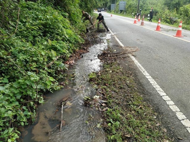 เขาใหญ่อ่วม เจอน้ำกัดเซาะถนนทรุดตัวรถสัญจรไม่ได้