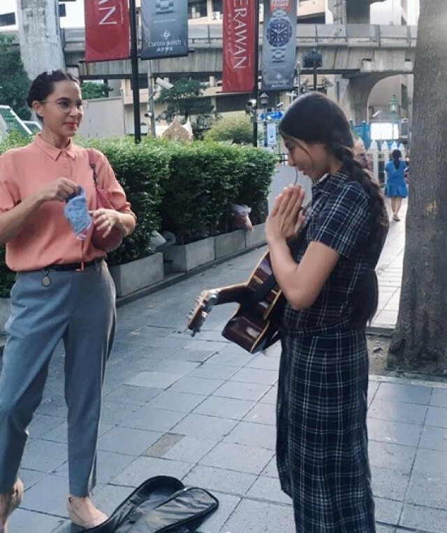 เจอเด็กหญิงดีดกีต้าร์ร้องเพลง ยิ่งฟังยิ่งหลงรัก ลั่นขอแมวมองมาชวนเข้าวงการ