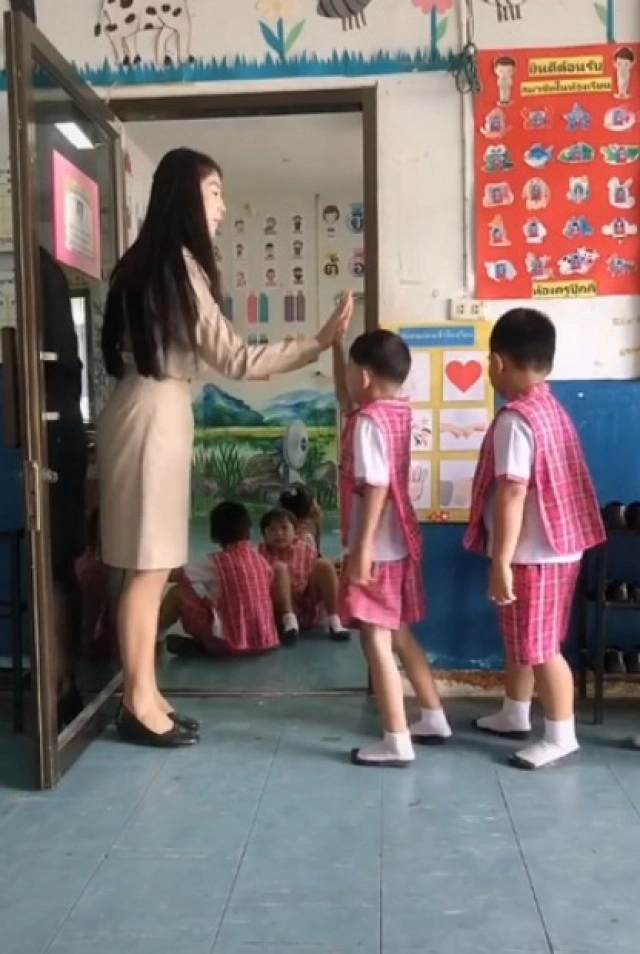 ชาวเน็ตชม คลิปครูทำกิจกรรมกับเด็ก ก่อนเข้าเรียน ดูแล้วมียิ้มตาม