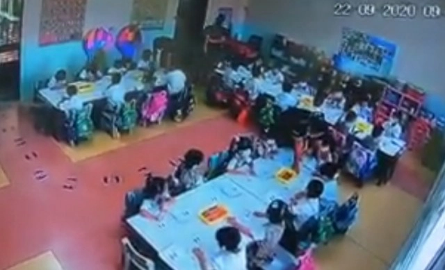 ฉาวอีกคลิปชัดเลย  ครูอนุบาลคนละห้องกับ ครูจุ๋ม ผลักหัวเด็กขณะนั่งระบายสี