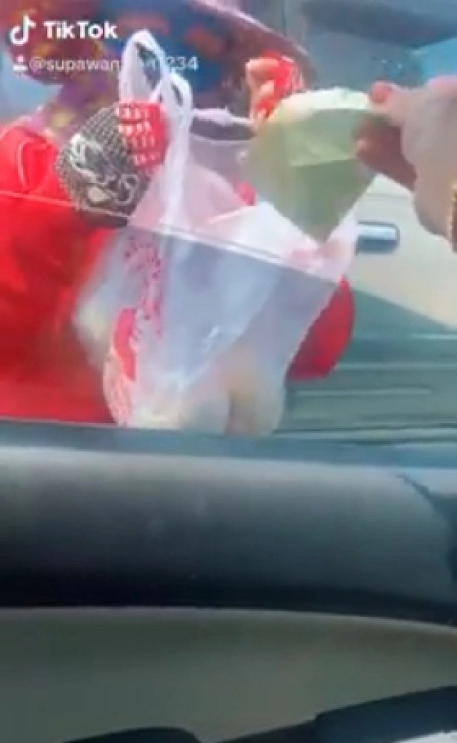 กดไลค์เป็นหมื่น สาวใจงาม ซื้อขนมให้เด็กกินขณะรถติด ดูแล้วต้องขอบคุณ