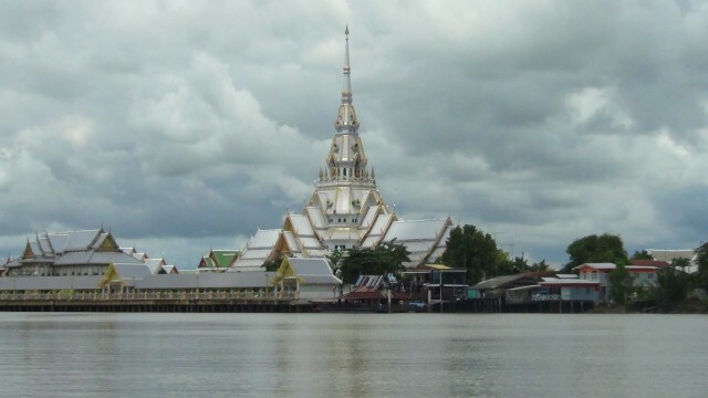กลุ่มญาติ-ศิลปินตลกร่วมลอยอังคาร"โรเบิร์ต สายควัน"