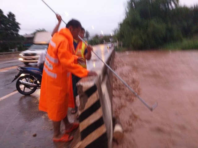 น้ำป่าหลากท่วมถนนบ้านศิลา จ.เพชรบูรณ์