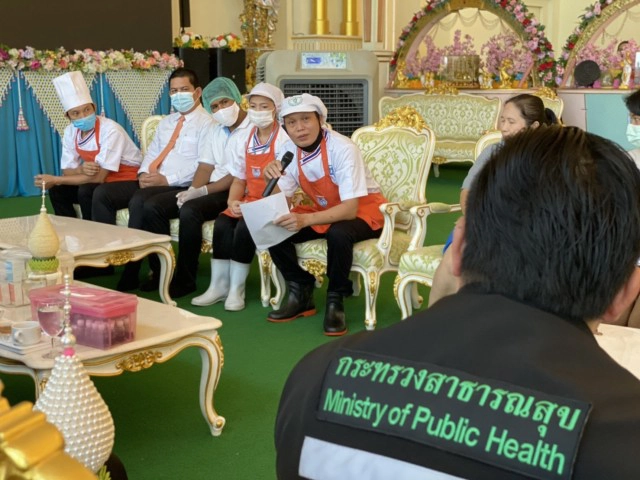 สสอ.บางละมุงเก็บตัวอย่างอาหารบ้านสุขาวดี หลังอสม.ท้องร่วงกว่า 60 คน