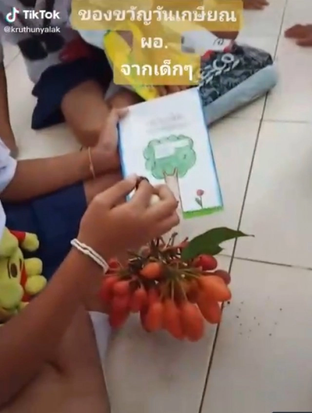 ปาดน้ำตาวันเกษียณ นักเรียนทำเซอร์ไพรส์ครูวันอำลา เห็นแล้วโมเมนต์น่ารัก