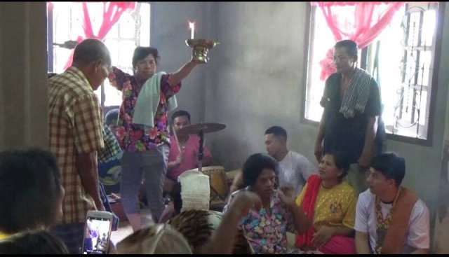 อัญเชิญครูหมอมโนราห์ประทับร่างทรง 4 คนรวด