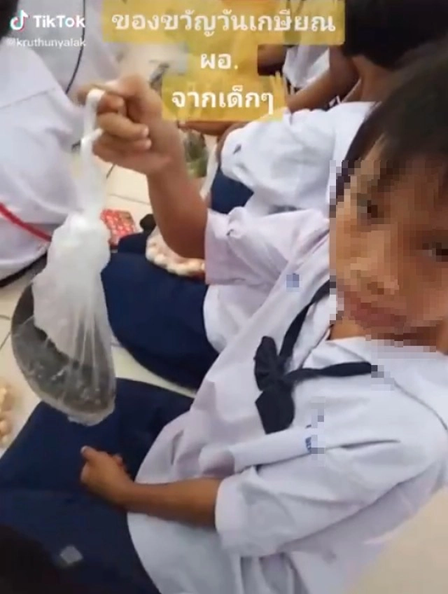 ปาดน้ำตาวันเกษียณ นักเรียนทำเซอร์ไพรส์ครูวันอำลา เห็นแล้วโมเมนต์น่ารัก