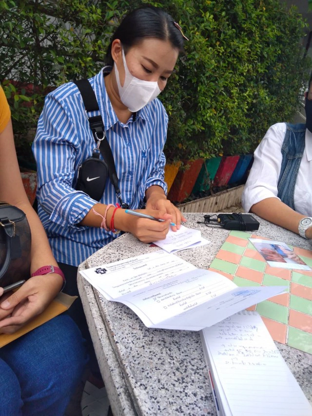 โร่แจ้งความเอาผิดครูอนุบาล-ปิดประตูหนีบนิ้วลูกพิการ