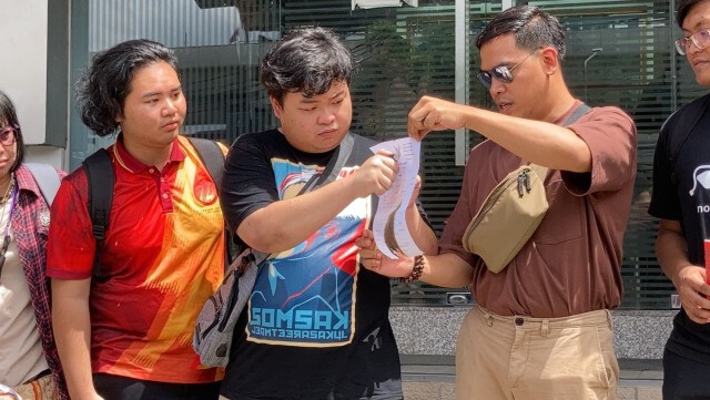 "เพนกวิน" พร้อม 7 แกนนำปลดแอก รับหมายเรียก สน.บางเขน