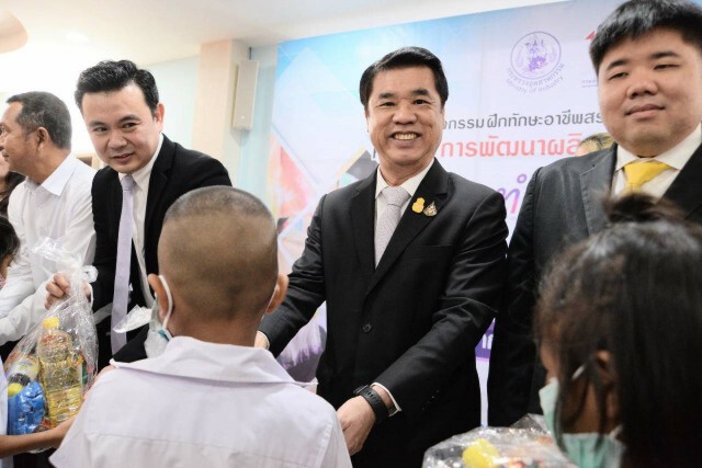 'สุริยะ' ดึง กสอ.สอนผลิตผ้ามัดย้อมสร้างอาชีพเพิ่มรายได้