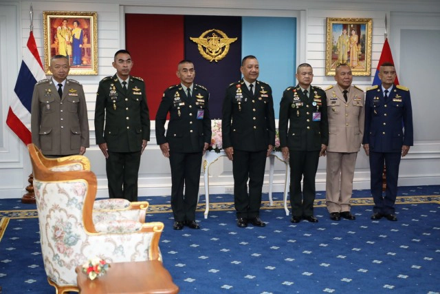 "บิ๊กกบ" อำลาตำแหน่งผบ.เหล่าทัพส่งต่อ"บิ๊กแก้ว"