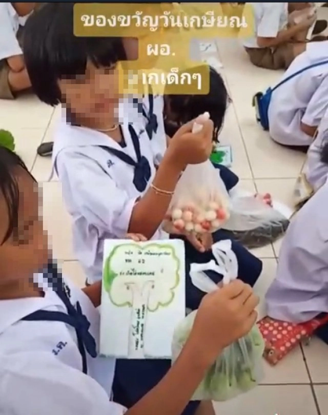 ปาดน้ำตาวันเกษียณ นักเรียนทำเซอร์ไพรส์ครูวันอำลา เห็นแล้วโมเมนต์น่ารัก