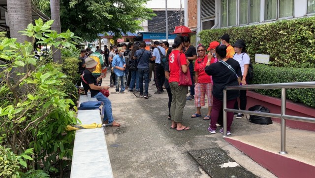 "เพนกวิน" - แกนนำนศ. มอบตัวตร.บางเขน กรณีล้อมโรงพัก