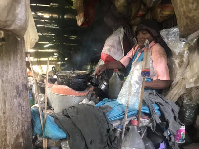 จุกหัวใจ ชายชราอาศัยใต้ต้นมะขามลำพัง ซ้ำร่างกายไม่แข็งแรง ไร้คนเหลียวแล