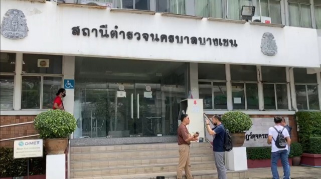 "เพนกวิน" - แกนนำนศ. มอบตัวตร.บางเขน กรณีล้อมโรงพัก