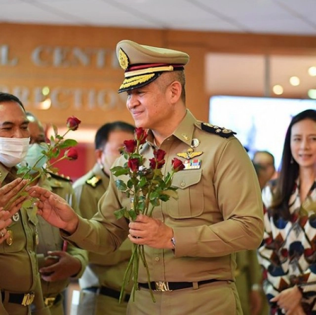 มาดามแป้งโพสต์ภาพ เคียงข้างสามี อำลาตำแหน่งอธิบดีกรมราชทัณฑ์