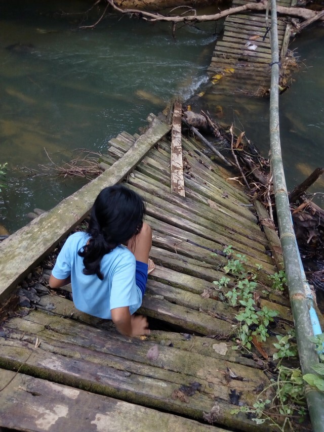 พ่อส่งลูกน้อยไปโรงเรียน ต้องผ่านทางหฤโหดทุกวัน สงสารลูกจับใจ