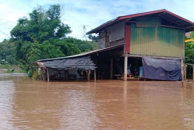 บ้านวังขอนวิกฤตมวลน้ำไหลบรรจบบ้านจมบาดาล