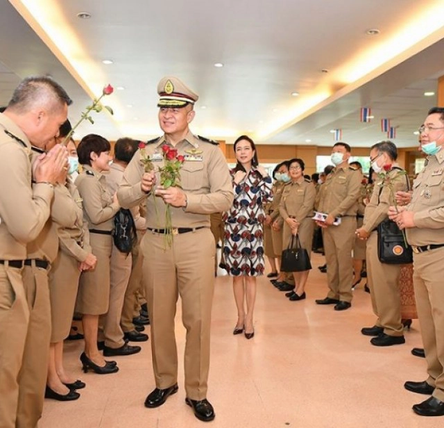 มาดามแป้งโพสต์ภาพ เคียงข้างสามี อำลาตำแหน่งอธิบดีกรมราชทัณฑ์
