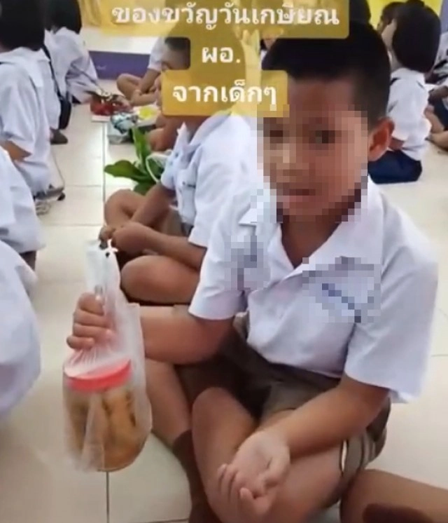 ปาดน้ำตาวันเกษียณ นักเรียนทำเซอร์ไพรส์ครูวันอำลา เห็นแล้วโมเมนต์น่ารัก