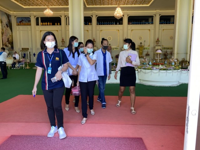 สสอ.บางละมุงเก็บตัวอย่างอาหารบ้านสุขาวดี หลังอสม.ท้องร่วงกว่า 60 คน