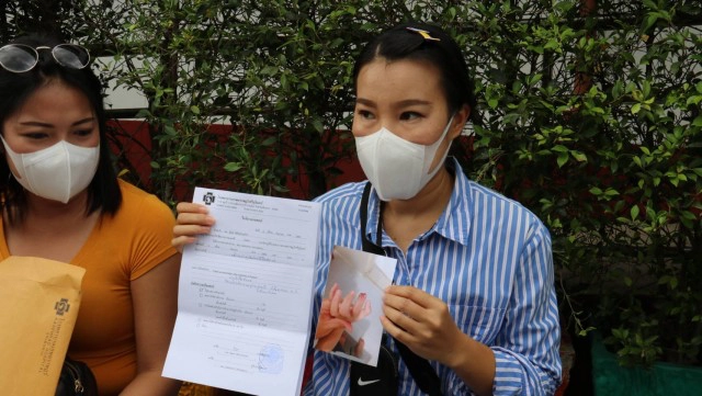 โร่แจ้งความเอาผิดครูอนุบาล-ปิดประตูหนีบนิ้วลูกพิการ