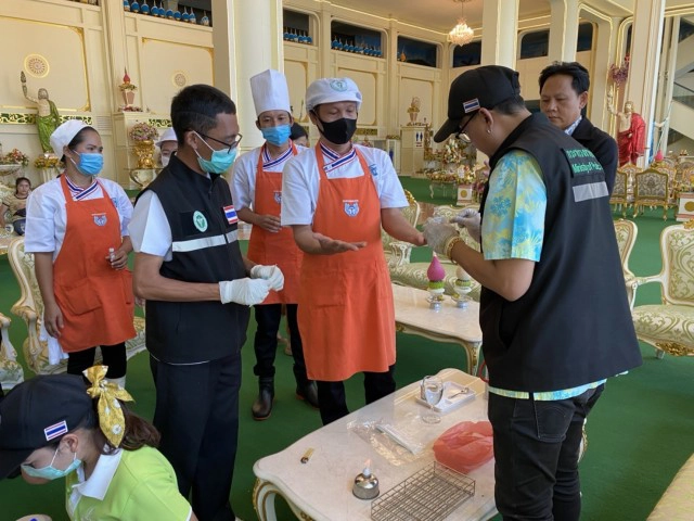 สสอ.บางละมุงเก็บตัวอย่างอาหารบ้านสุขาวดี หลังอสม.ท้องร่วงกว่า 60 คน