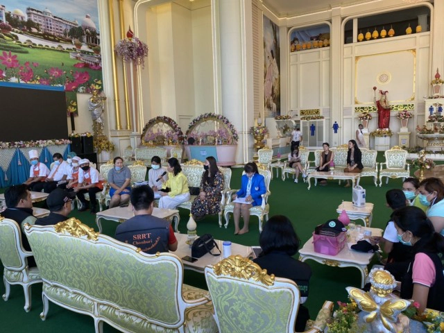 สสอ.บางละมุงเก็บตัวอย่างอาหารบ้านสุขาวดี หลังอสม.ท้องร่วงกว่า 60 คน