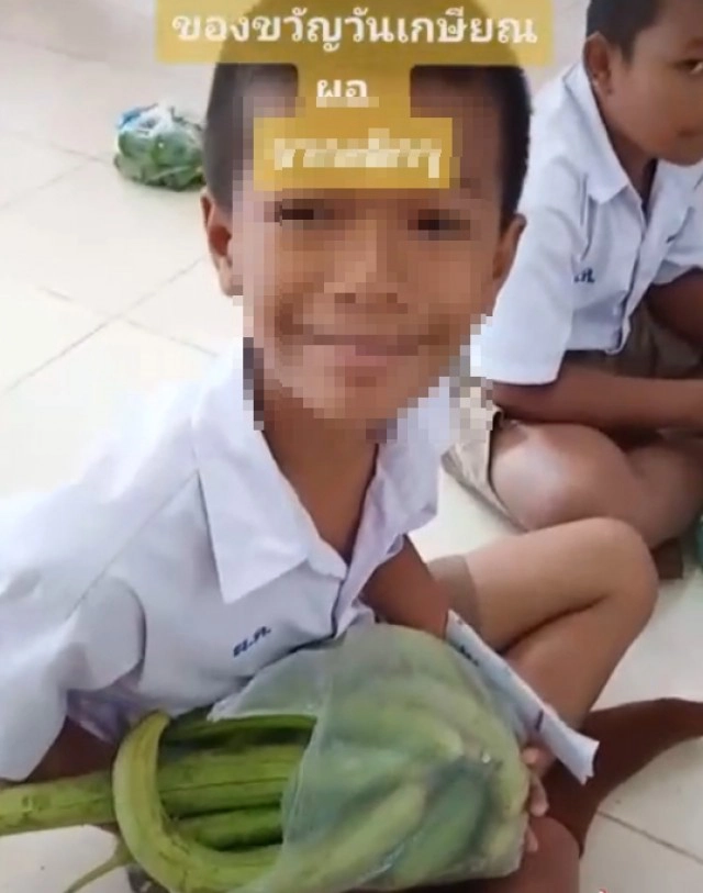 ปาดน้ำตาวันเกษียณ นักเรียนทำเซอร์ไพรส์ครูวันอำลา เห็นแล้วโมเมนต์น่ารัก