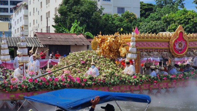 คนแห่ร่วมงานรับบัวบางพลี ปี 63 ประเพณีหนึ่งเดียวในโลก