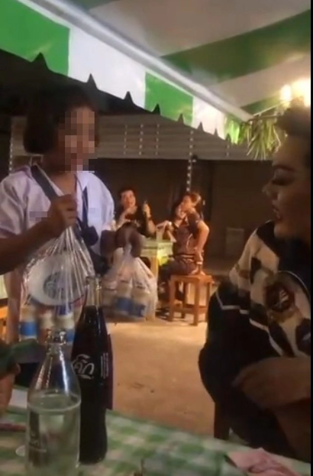 เด็กเดินเร่ขายของ พูดให้ชวนคิด ต้องทึ่ง ถุงนมราคาเท่ากันแต่อันไหนคุ้มกว่า