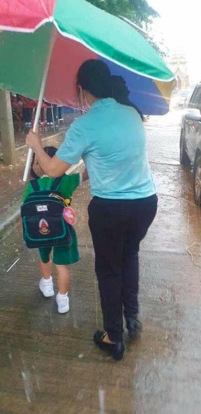 ลูกศิษย์ตากฝนกลับบ้าน จู่ๆครูเดินมาทำอะไรช่างน่ารักเหลือเกิน