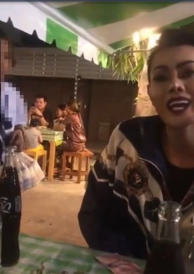 เด็กเดินเร่ขายของ พูดให้ชวนคิด ต้องทึ่ง ถุงนมราคาเท่ากันแต่อันไหนคุ้มกว่า