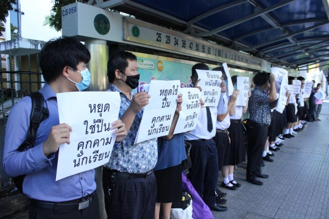 ครู-นร. รร.เตรียมอุดมฯ ชูป้ายเรียกร้อง ผอ.ยกเลิกคำสั่งย้ายครู