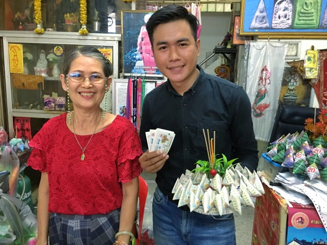 แก๋ว! ลอตเตอรี่ไม่ถูกอย่าทิ้ง นำมาพับทำกระทงสร้างรายได้