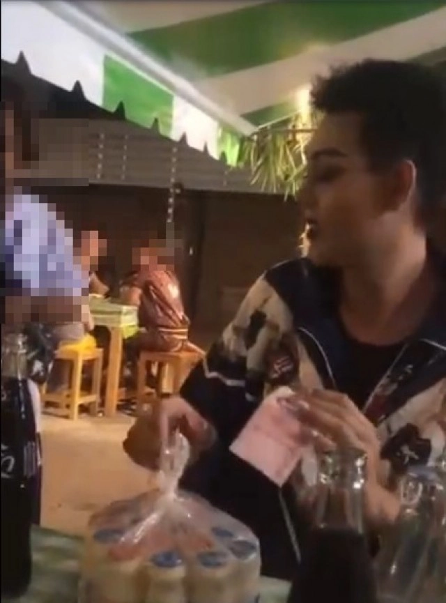 เด็กเดินเร่ขายของ พูดให้ชวนคิด ต้องทึ่ง ถุงนมราคาเท่ากันแต่อันไหนคุ้มกว่า