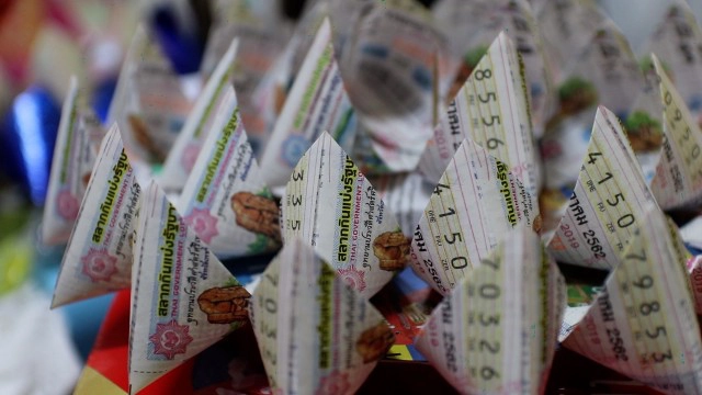 แก๋ว! ลอตเตอรี่ไม่ถูกอย่าทิ้ง นำมาพับทำกระทงสร้างรายได้