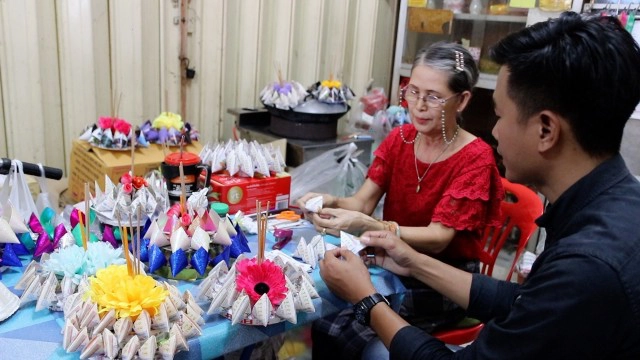 แก๋ว! ลอตเตอรี่ไม่ถูกอย่าทิ้ง นำมาพับทำกระทงสร้างรายได้