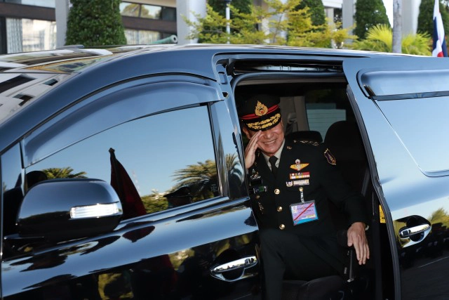 "บิ๊กหนุ่ย" ส่งหน้าที่แม่ทัพภาคที่ 1 ให้ "บิ๊กต่อ"