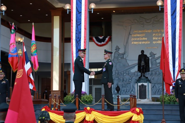 "บิ๊กหนุ่ย" ส่งหน้าที่แม่ทัพภาคที่ 1 ให้ "บิ๊กต่อ"