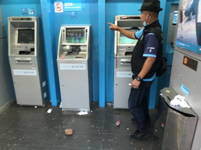 ตู้ ATM กลางเมืองอุบล ถูกมือมืดทุบจอแตกแต่เงินยังอยู่ครบ