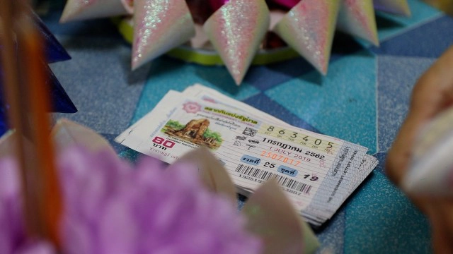 แก๋ว! ลอตเตอรี่ไม่ถูกอย่าทิ้ง นำมาพับทำกระทงสร้างรายได้