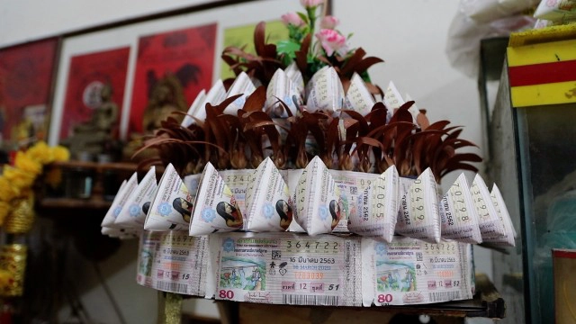 แก๋ว! ลอตเตอรี่ไม่ถูกอย่าทิ้ง นำมาพับทำกระทงสร้างรายได้